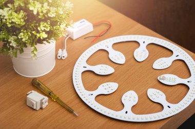 Floresan tüpün yerine kullanılan LED tavan ışığı.