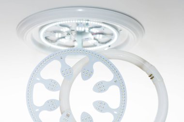 Floresan tüpün yerine kullanılan LED tavan ışığı.