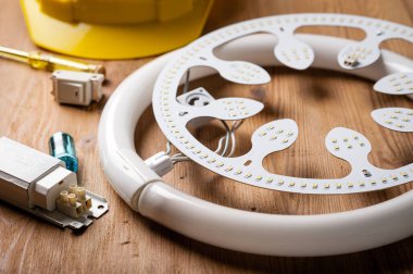 Floresan tüpün yerine kullanılan LED tavan ışığı.