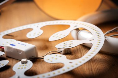 Floresan tüpün yerine kullanılan LED tavan ışığı.