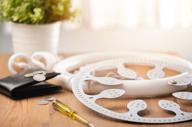 Floresan tüpün yerine kullanılan LED tavan ışığı.