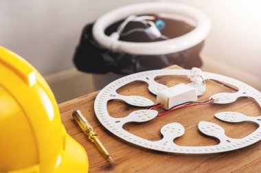 Floresan tüpün yerine kullanılan LED tavan ışığı.