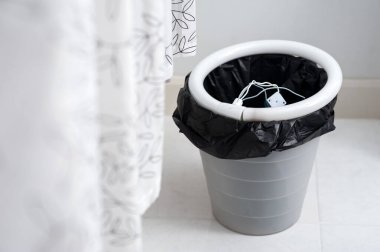 Enerji tasarrufu kavramı, çöpteki eski bir tavan floresan tüpünü kapatmak.