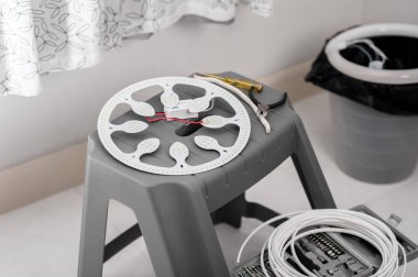 Floresan tüpün yerine kullanılan LED tavan ışığı.