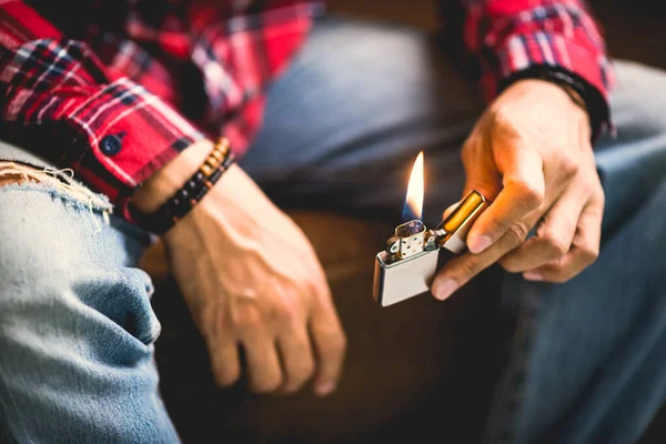 Een Man Die Brandende Geborstelde Chromen Aansteker Vasthoudt Met Winddicht — Stockfoto