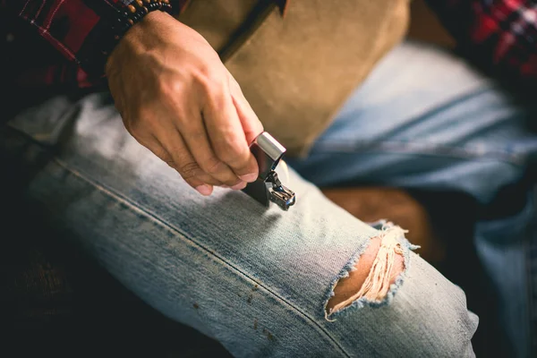 Homme Tenant Briquet Chromé Brossé Brûlant Avec Coupe Vent — Photo