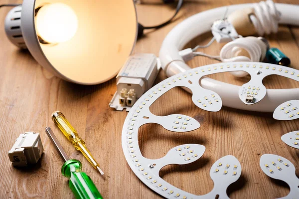 Floresan tüpün yerine kullanılan LED tavan ışığı.