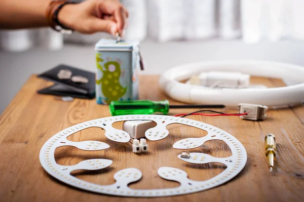 Floresan tüpün yerine kullanılan LED tavan ışığı.