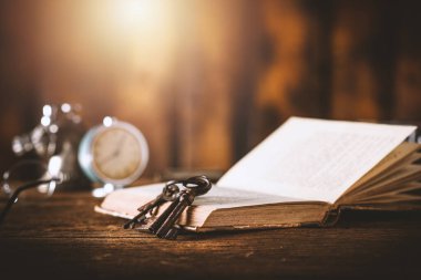 Tahta masadaki antika kitabı açtım. Sığ alan derinliği.