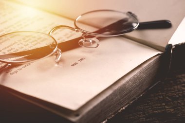 Ahşap masadaki antik kitaptaki 