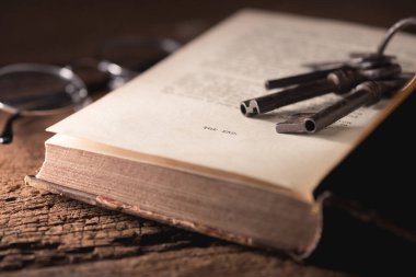 Ahşap masadaki antik kitaptaki 