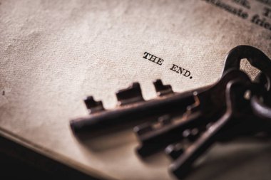 Ahşap masadaki antik kitaptaki 