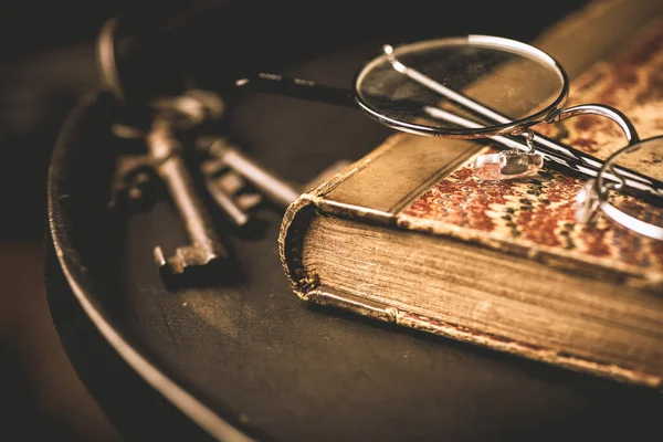 Antiek Leren Gebonden Boek Met Marmerpapierkaft Tafel — Stockfoto