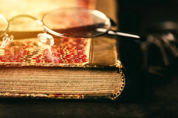 Livre Relié Cuir Antique Avec Couverture Papier Marbré Sur Table — Photo