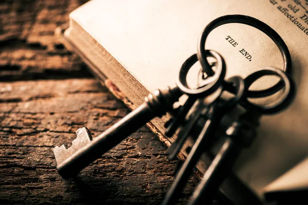 Κλείνοντας Τις Λέξεις Τελοσ Αντίκες Βιβλίο Στο Ξύλινο Τραπέζι Ρηχό — Φωτογραφία Αρχείου