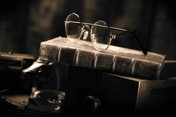 Ahşap Masada Mermer Kapaklı Antika Deri Kaplı Bir Kitap — Stok fotoğraf