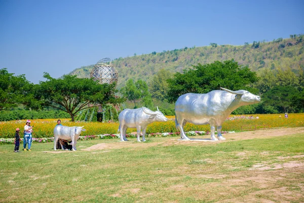 Nakhon Ratchasima Tailandia Enero 2018 Tres Estatuas Búfalo Plata Granja — Foto de Stock