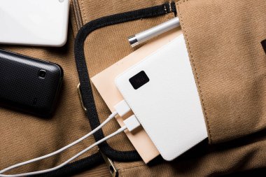 Akıllı telefon beyaz güç bankasıyla şarj ediliyor. Beyaz güç bankasına yakın çekim. 