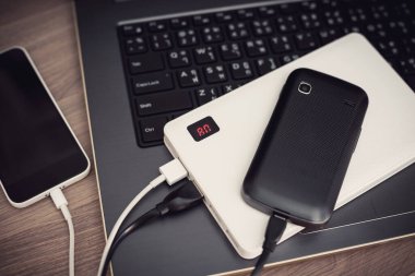 Boş batarya akıllı telefonunu beyaz güç bankasıyla şarj etmek.