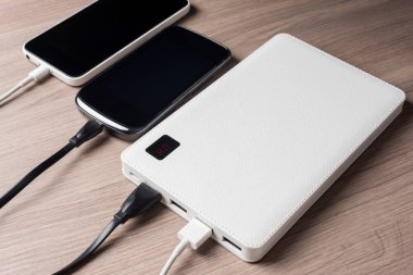 Boş batarya akıllı telefonunu beyaz güç bankasıyla şarj etmek.