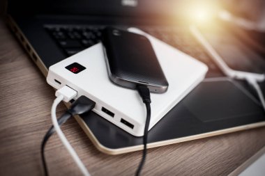 Boş batarya akıllı telefonunu beyaz güç bankasıyla şarj etmek.