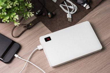 Boş batarya akıllı telefonunu beyaz güç bankasıyla şarj etmek.