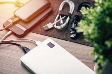 Boş batarya akıllı telefonunu beyaz güç bankasıyla şarj etmek.