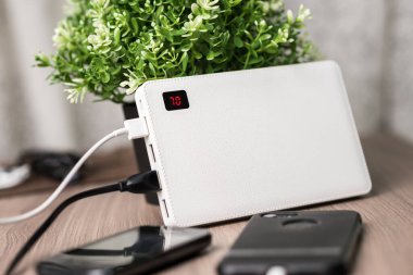 Boş batarya akıllı telefonunu beyaz güç bankasıyla şarj etmek.
