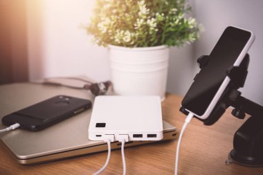 Boş batarya akıllı telefonunu beyaz güç bankasıyla şarj etmek.