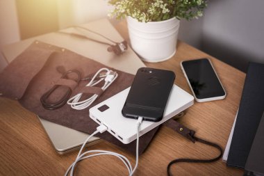Boş batarya akıllı telefonunu beyaz güç bankasıyla şarj etmek.