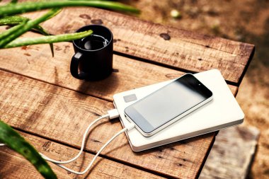 Boş batarya akıllı telefonunu beyaz güç bankasıyla şarj etmek. 