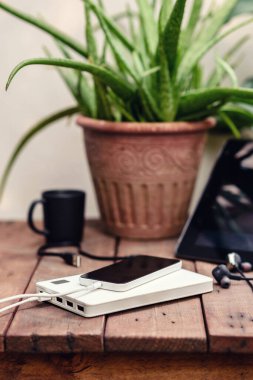 Boş batarya akıllı telefonunu beyaz güç bankasıyla şarj etmek. 