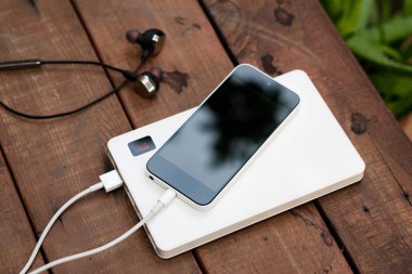 Boş batarya akıllı telefonunu beyaz güç bankasıyla şarj etmek. 