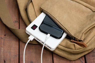Boş batarya akıllı telefonunu beyaz güç bankasıyla şarj etmek. 
