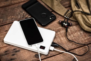 Boş batarya akıllı telefonunu beyaz güç bankasıyla şarj etmek. 