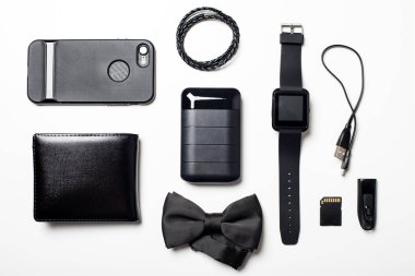 Siyah güç bankası ve erkekler için bir sürü siyah eşya. Siyah güç bankasının ekranını kapat.