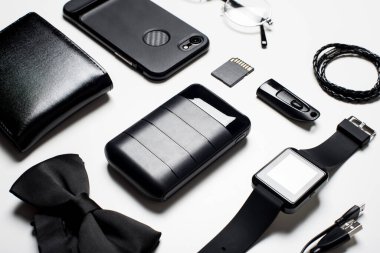 Siyah güç bankası ve erkekler için bir sürü siyah eşya. Siyah güç bankasının ekranını kapat.