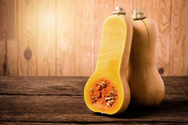 Yakın çekim olgun tereyağı ezmesi ahşap masada. 