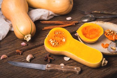 Yakın çekim olgun tereyağı ezmesi ahşap masada. 