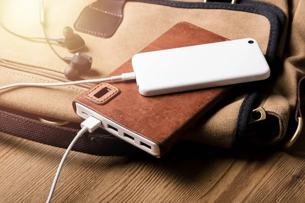 Akıllı telefon beyaz güç bankasıyla şarj ediliyor. Beyaz güç bankasına yakın çekim. 