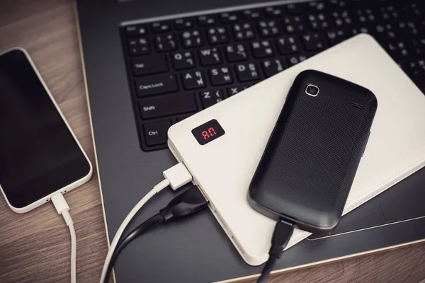 Boş batarya akıllı telefonunu beyaz güç bankasıyla şarj etmek.