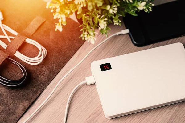 Boş batarya akıllı telefonunu beyaz güç bankasıyla şarj etmek.