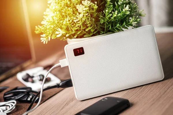 Boş batarya akıllı telefonunu beyaz güç bankasıyla şarj etmek.