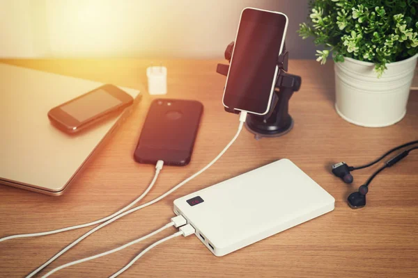 Boş batarya akıllı telefonunu beyaz güç bankasıyla şarj etmek.