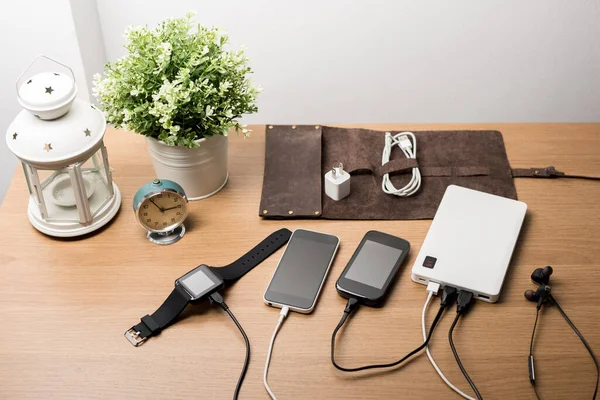 Boş batarya akıllı telefonunu beyaz güç bankasıyla şarj etmek. 