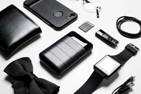 Siyah güç bankası ve erkekler için bir sürü siyah eşya. Siyah güç bankasının ekranını kapat.