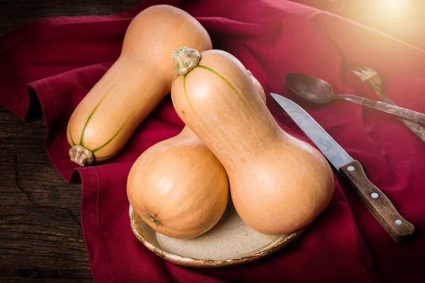 Yakın çekim olgun tereyağı ezmesi ahşap masada. 