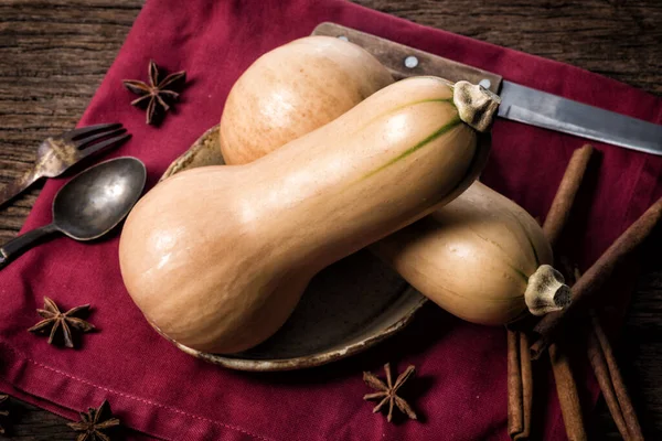 Yakın çekim olgun tereyağı ezmesi ahşap masada. 