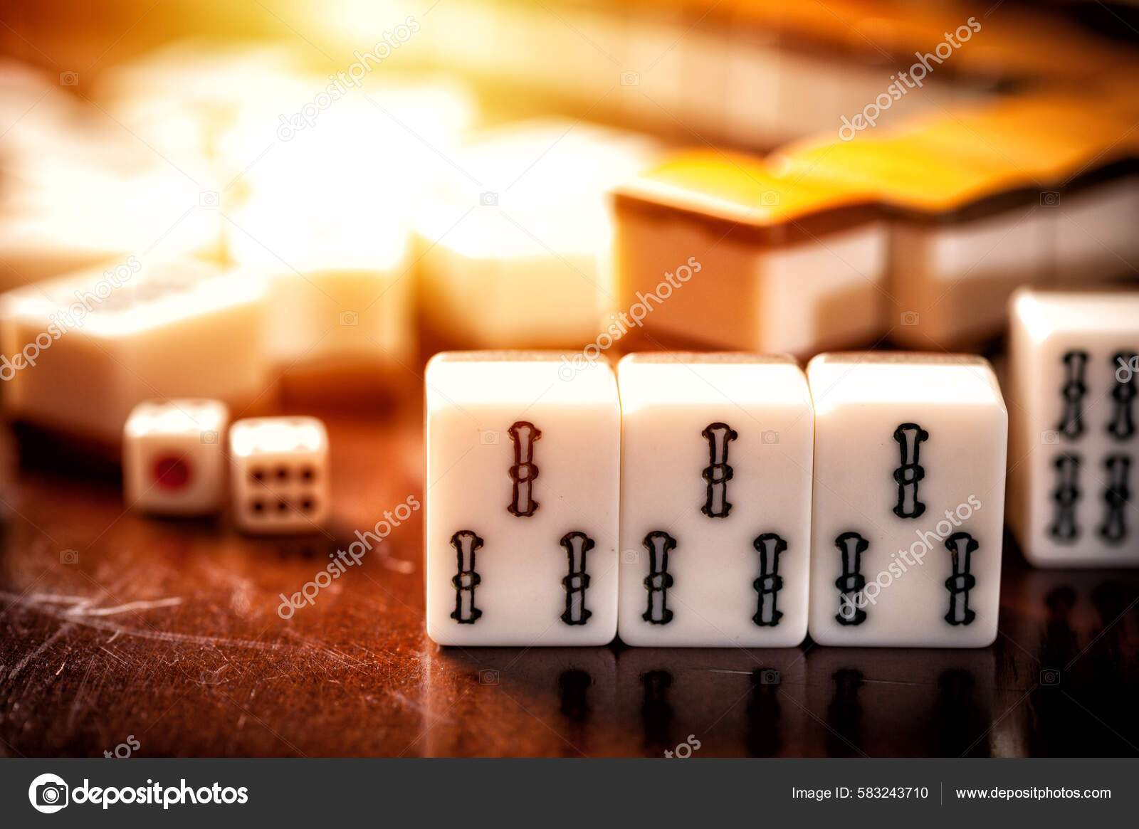 O mahjong na mesa antigo jogo de tabuleiro asiático fecha a imagem