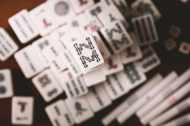 Tahta masada bir sürü eski mahjong taşı var. Mahjong eski bir Asya masa oyunudur..